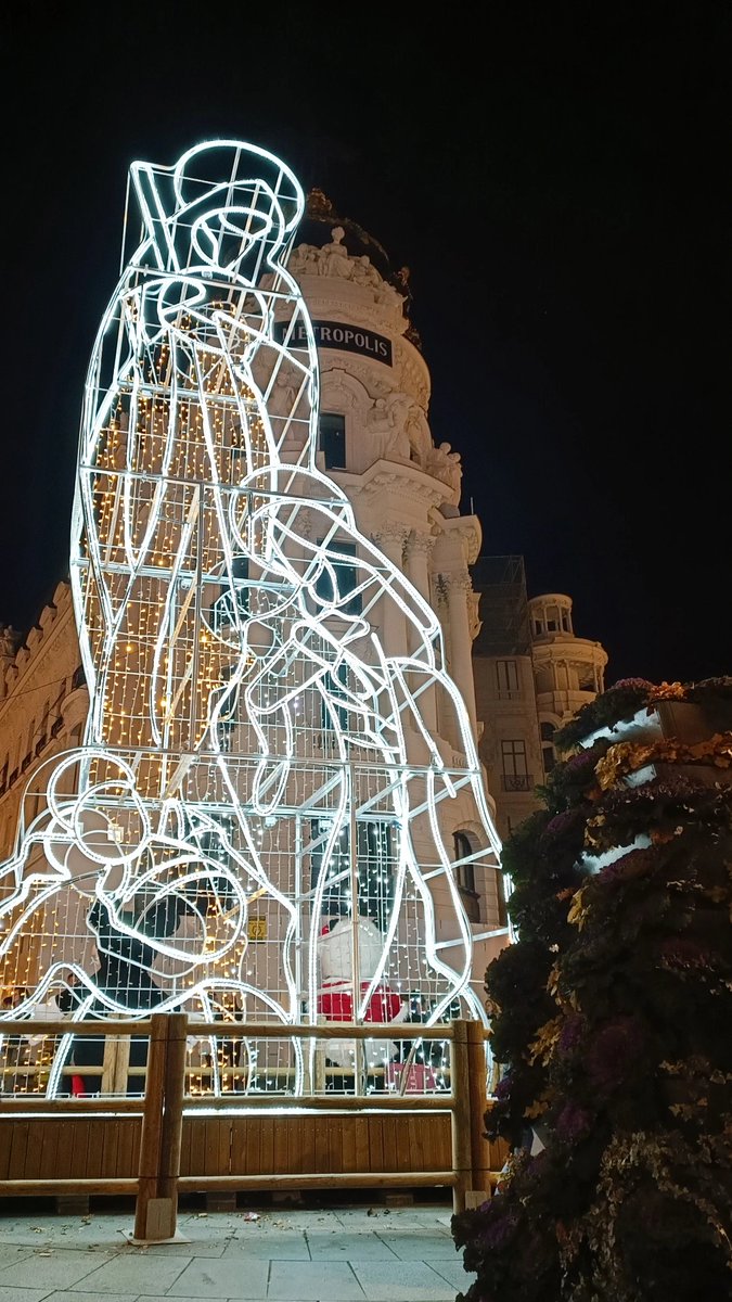 Blanquix's tweet photo. 🎇 Madrid oficialmente ha dado la bienvenida a la #Navidad

#Madrid #GranVía #Alcalá https://t.co/TMFOzR6iBM