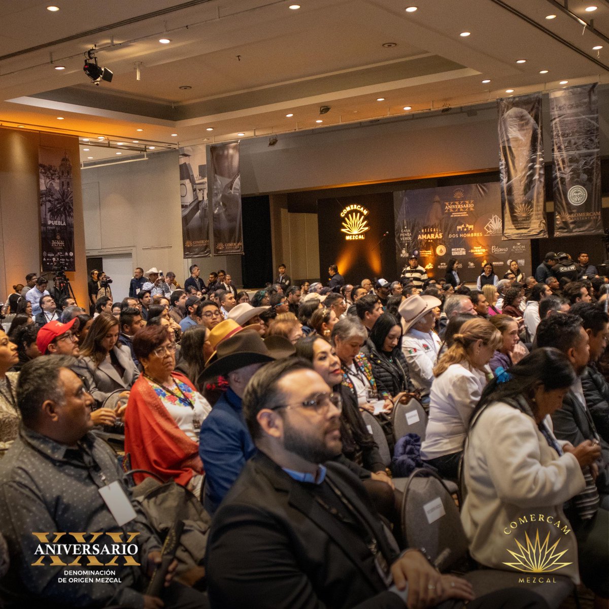 COMERCAM_AC's tweet photo. 𝗖𝗲𝗹𝗲𝗯𝗿𝗲𝗺𝗼𝘀 𝗝𝘂𝗻𝘁𝗼𝘀 𝗲𝗹 𝟯𝟬 𝗔𝗻𝗶𝘃𝗲𝗿𝘀𝗮𝗿𝗶𝗼 𝗱𝗲 𝗹𝗮 𝗗𝗲𝗻𝗼𝗺𝗶𝗻𝗮𝗰𝗶ó𝗻 𝗱𝗲 𝗢𝗿𝗶𝗴𝗲𝗻 𝗠𝗲𝘇𝗰𝗮𝗹"
Inauguración de la celebración del 30 Aniversario de la Denominación de Origen Mezcal
¡Sigamos Creciendo Juntos!
#COMERCAM #SigamosCreciendoJuntos https://t.co/HRr4tyOS6C