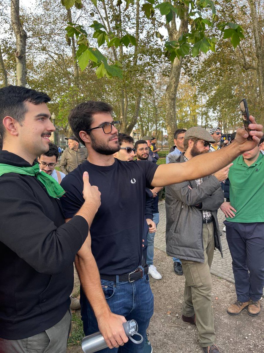 recon_pt's tweet photo. A RECONQUISTA comunica que marcou presença na manifestação do CHEGA contra a imigração descontrolada.

���🏻 O nosso presidente Afonso Gonçalves foi bastante solicitado para tirar fotografias e os cânticos da RECONQUISTA ecoaram na manifestação de forma dominante.

➡️ A RECONQUISTA assiste com satisfação ao crescimento da ideia remigracionista nos militantes do partido CHEGA
