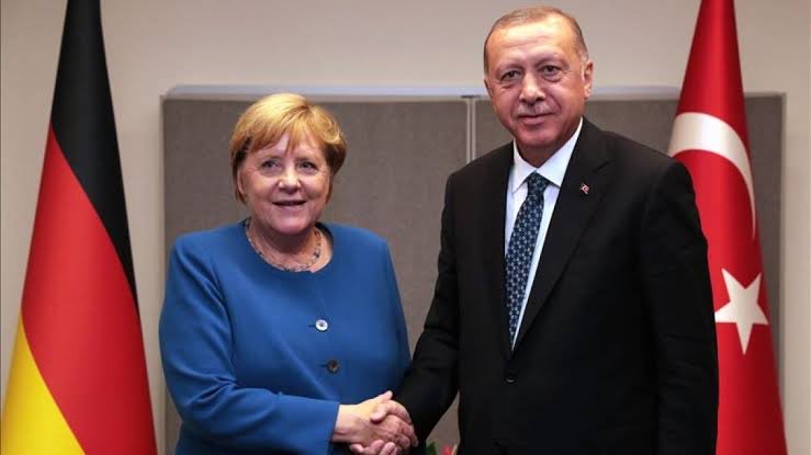 LilayZeynep's tweet photo. Erdoğan 3 milyar € karşılığında Afgan ve Suriyeli mültecilerin Türkiye’de kalması için anlaşma yapmış.  Merkel kitap yazmasa bunu da öğrenemezdik.

Bu ülkede muhalefet partileri ne işe yarıyor? https://t.co/Tckf5JUqJ0