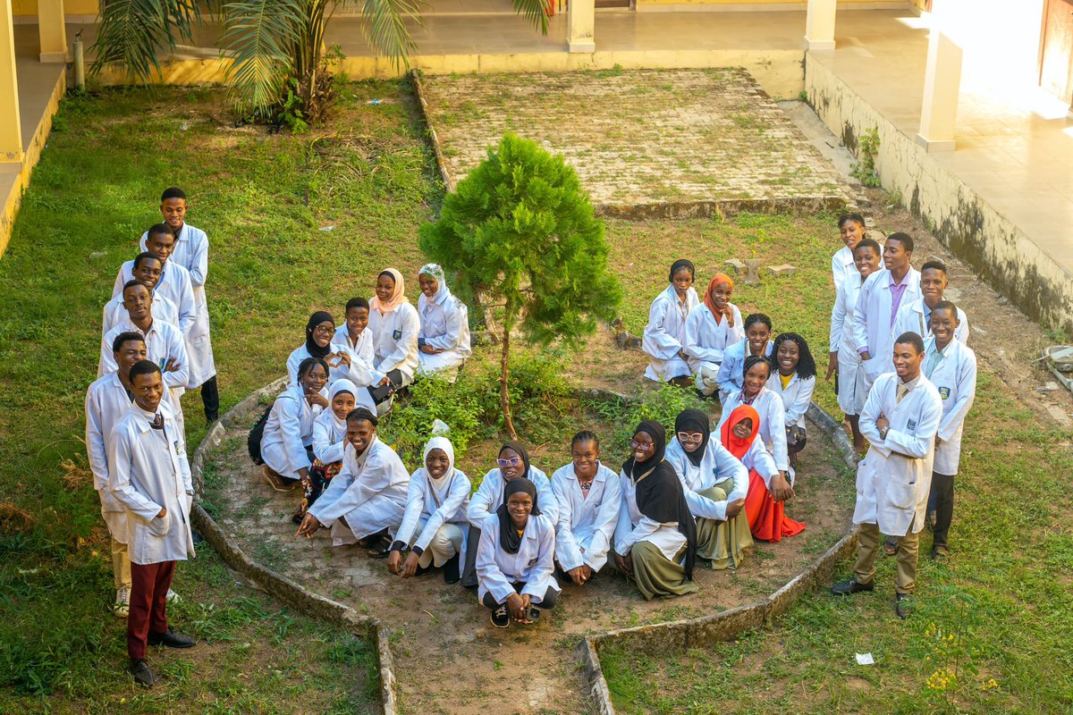 DVM_28_Unilorin's tweet photo. The only impossible journey is the one that never beginsπβ¨
Yesterday, being our labcoat day, we were officially welcome into Veterinary medical school.π€
#Labcoatday
#Maximus'28
#Facultyofveterinarymedicine
#Unilorin https://t.co/d4iRp8Il6d