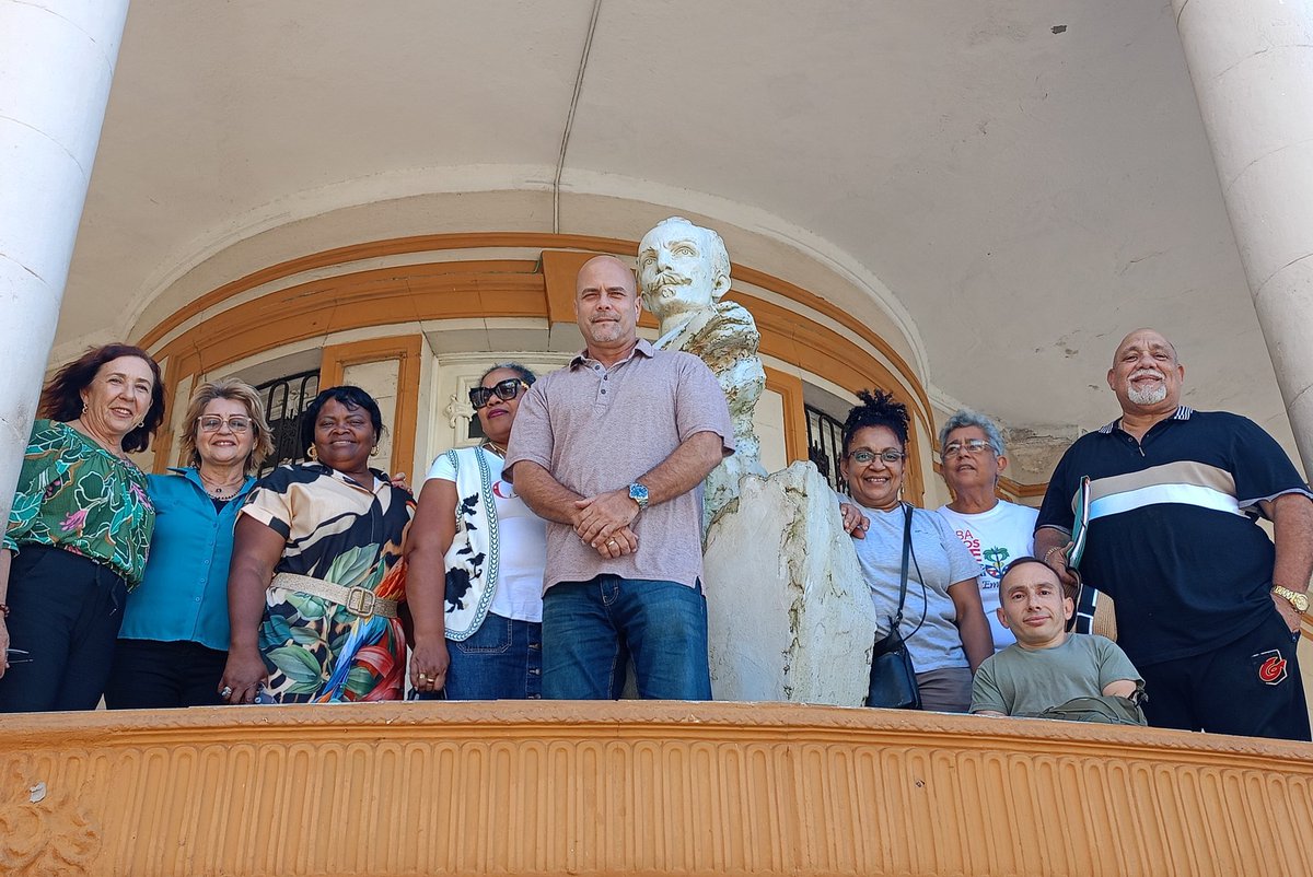 NacionyEmig's tweet photo. El Coordinador Nacional de los @CDR_Cuba y Héroe de la República de Cuba,@GHNordelo5, recibió a connacionales residentes en Europa, y amigos europeos, integrantes del proyecto "Martí ilumina los cien años de Fidel", que se propone conmemorar el centenario de #FidelPorSiempre https://t.co/MzNqxOx7zj