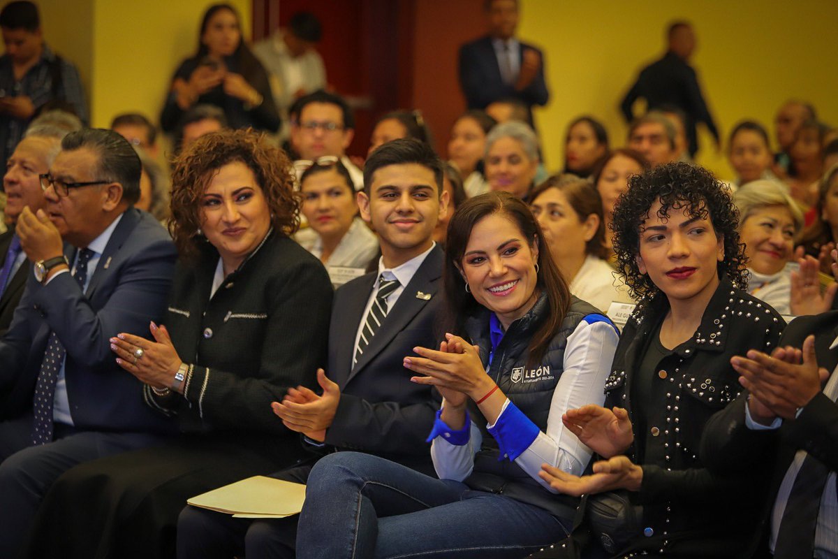 ContraloriaLeon's tweet photo. Todo nuestro RECONOCIMIENTO a la invaluable participación de los leoneses. Gracias a su compromiso, garantizamos la transparencia, rendición de cuentas y resultados en cada acción. Su vigilancia en los programas sociales fortalece a #León #Participando #Avanza https://t.co/asBgpqHPKM