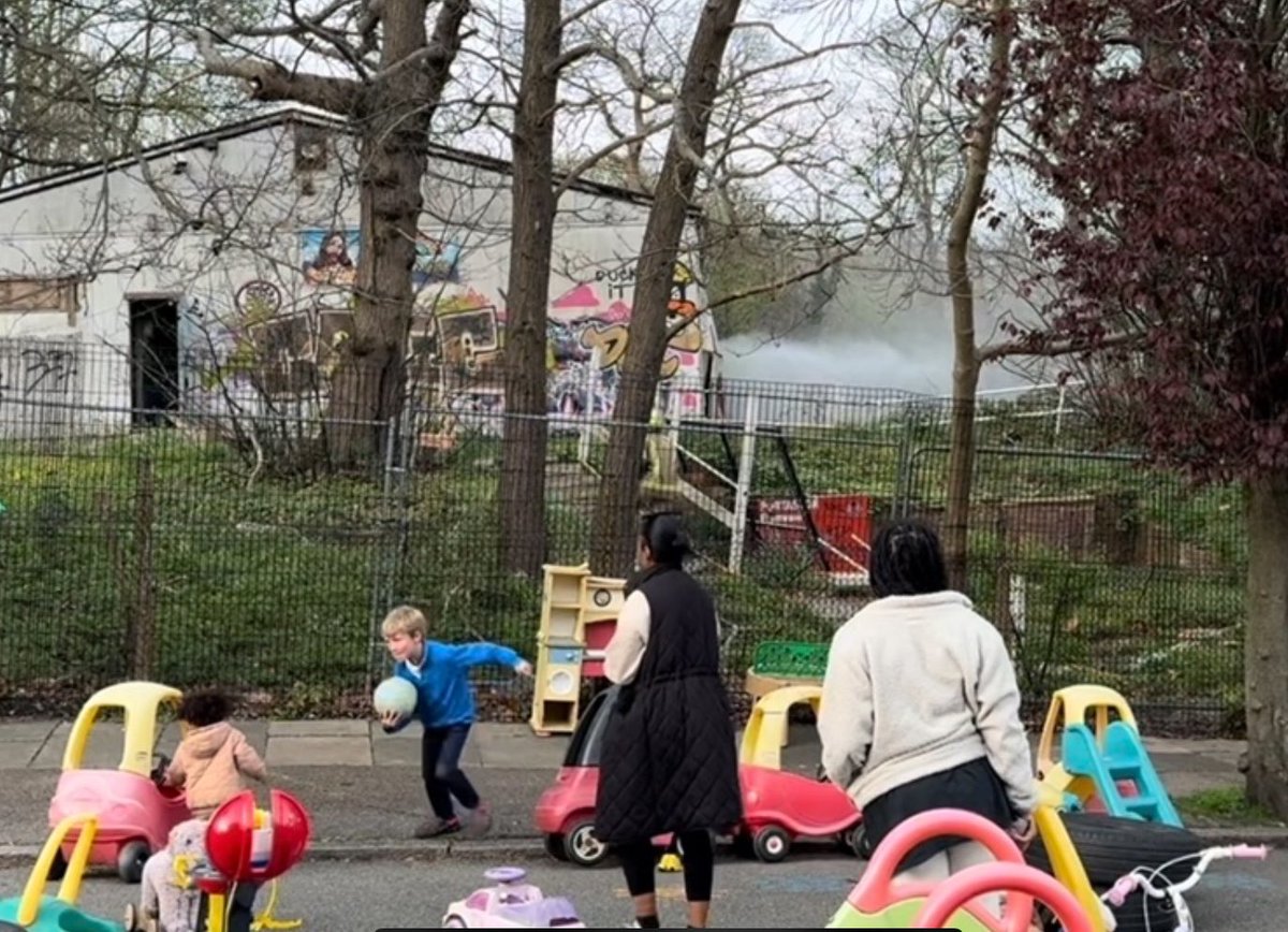 DandyRevival's tweet photo. This is the land next to a community play space. Land owned by AA Homes &amp; Housing/Ansari. Council took them to court after a yr of fires, squatting &amp; drug dealing. Astonishingly court decided site is secure &amp; tidy enough. The law is messed up. @JackHardy9 @robjfirth https://t.co/BuwUoETTyk