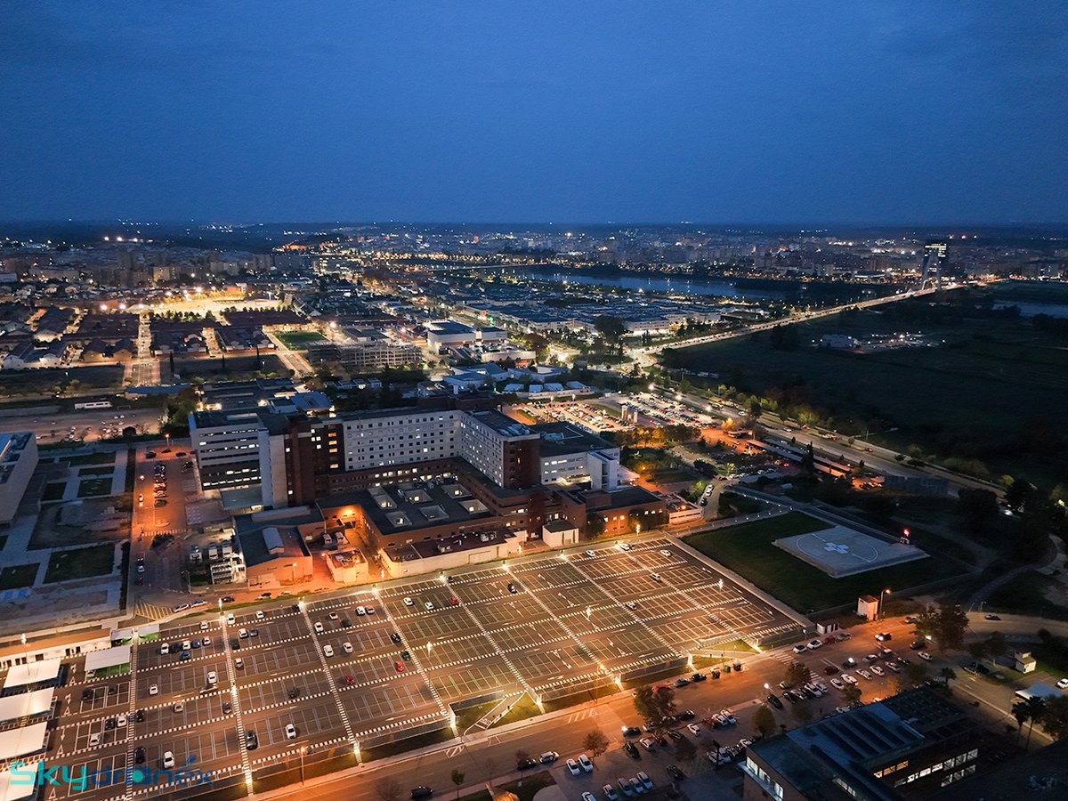 Nocturna del nuevo aparcamiento del hospital Universitario de #Badajoz skydronex.com/hospital-unive…