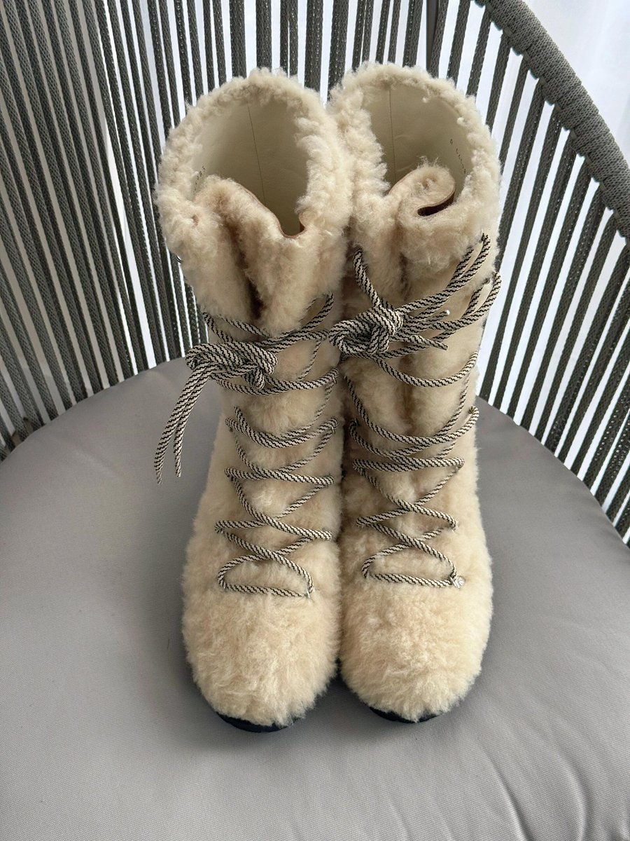 Zeiler04151986's tweet photo. I bought some cute fur boots, a winter essential👢 https://t.co/zYxNVSlINQ