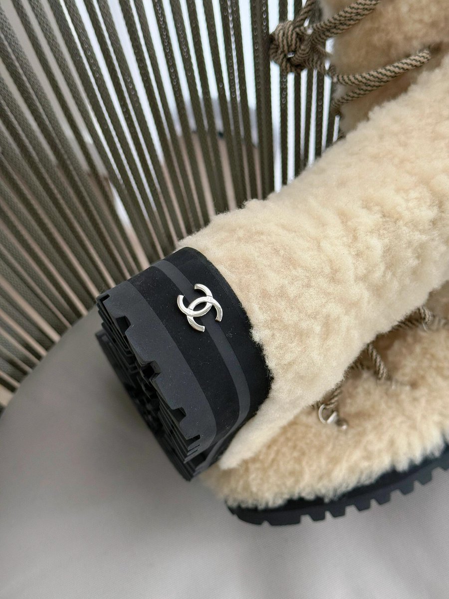 Zeiler04151986's tweet photo. I bought some cute fur boots, a winter essential👢 https://t.co/zYxNVSlINQ