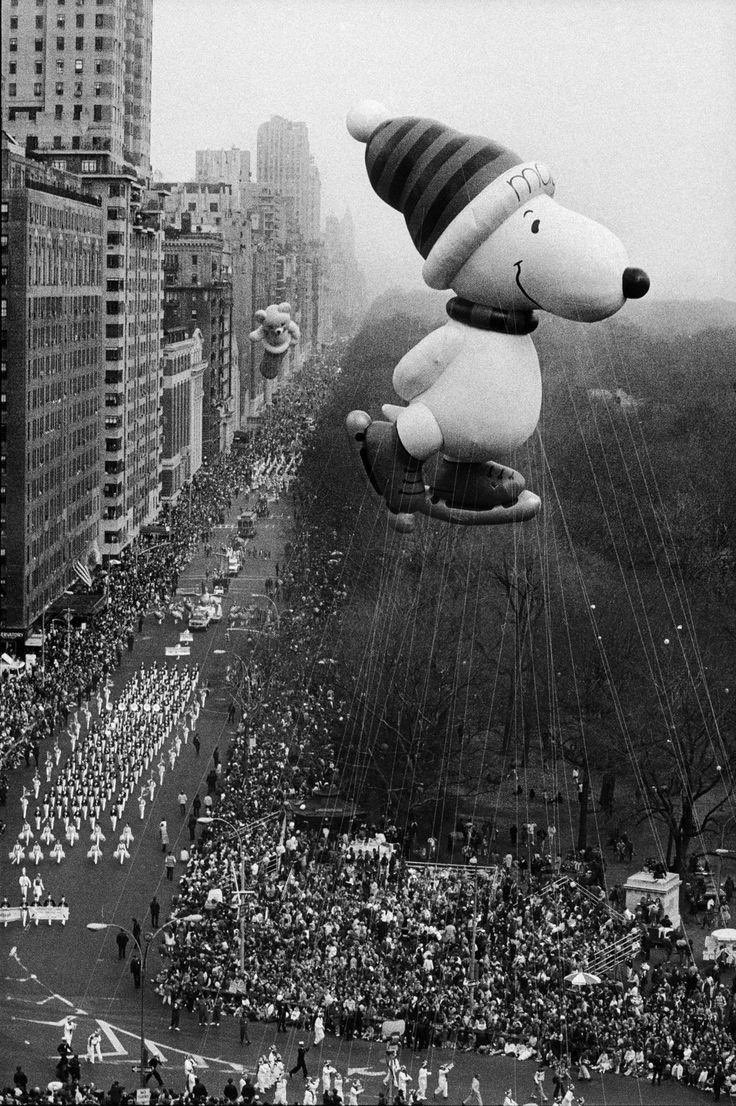 NYcheesy's tweet image. Happy Birthday 1️⃣0️⃣0️⃣
#MacysDayParade 🎈🎈

#Snoopy over the years at #MacysParade 
#NewYork