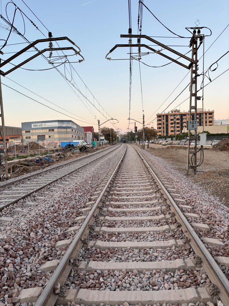 Alfafar. Vías terminadas. A por los instalaciones !!! No hay nada que España no pueda hacer. Y lo haremos.