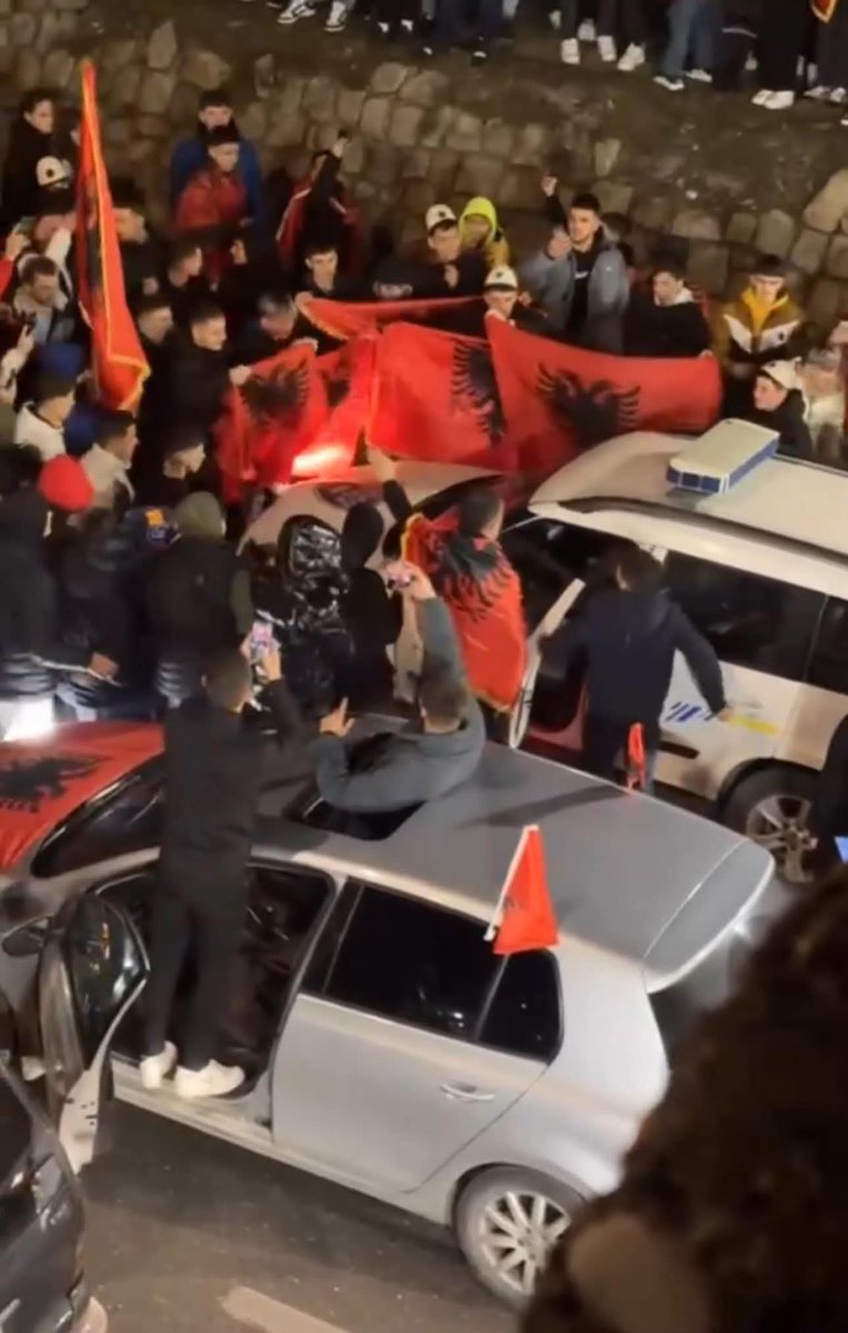 UcitelkataMila's tweet photo. Цело Скопје,  вмровски град, вмровски град, 🤡🤡🤡

Леле колку сум горда, конечно  Македонија е на Македонците. https://t.co/NIEERz8kBu