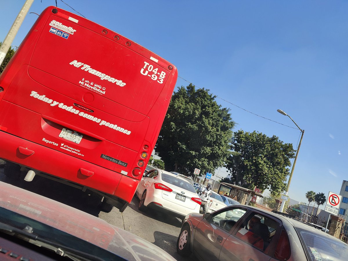 DeveloperAmargo's tweet photo. @Trafico_ZMG este camionero anda subiendo y bajando pasaje desde el cuarto carril izquierdo en mariano otero casi al cruce con López Mateos https://t.co/jqPqfvwM0A