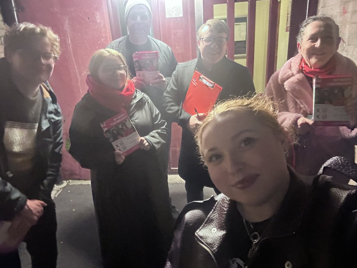 nelondonyl's tweet photo. NELYL supporting the Village candidates in Ibscott Close 🌹🌹 @DandR_CLP 🌹 https://t.co/j6ufjzGF1a