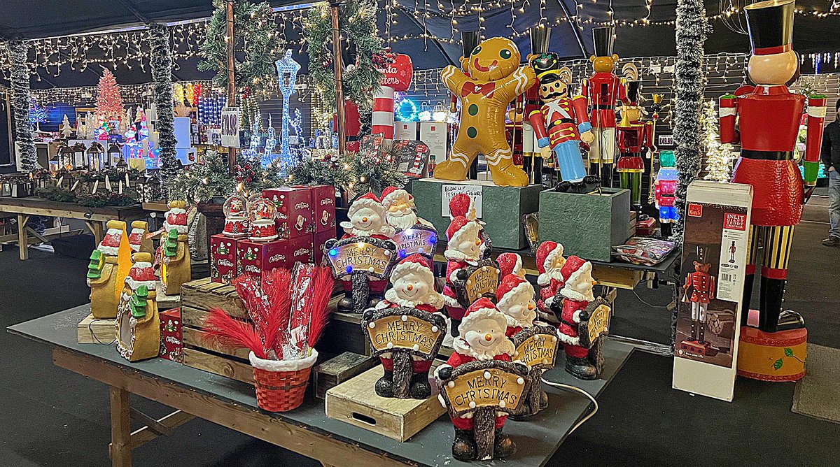 NickyHayesPhoto's tweet photo. Hockley Garden Centre looking extremely festive this afternoon...Makes you feel so happy at this very special time of year...#XmasJoy https://t.co/IpfCkgcNtB