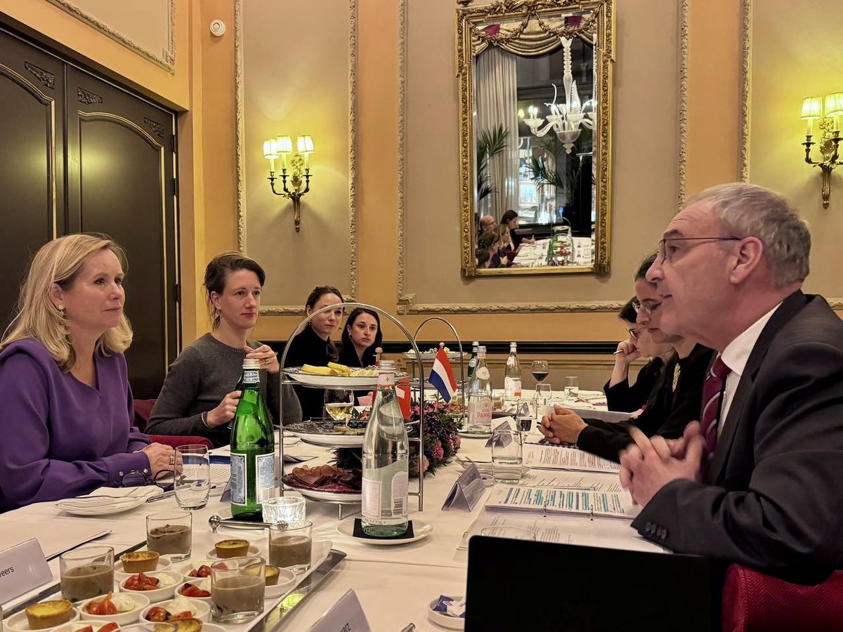 À #LaHaye 🇳🇱, j'ai pu échanger avec Reinette Klever @ministerBHO, ministre néerlandaise du Commerce extérieur et de l'Aide au développement. Nous avons fait le point sur nos relations commerciales et discuté de divers thèmes géostratégiques, notamment la sécurité économique.