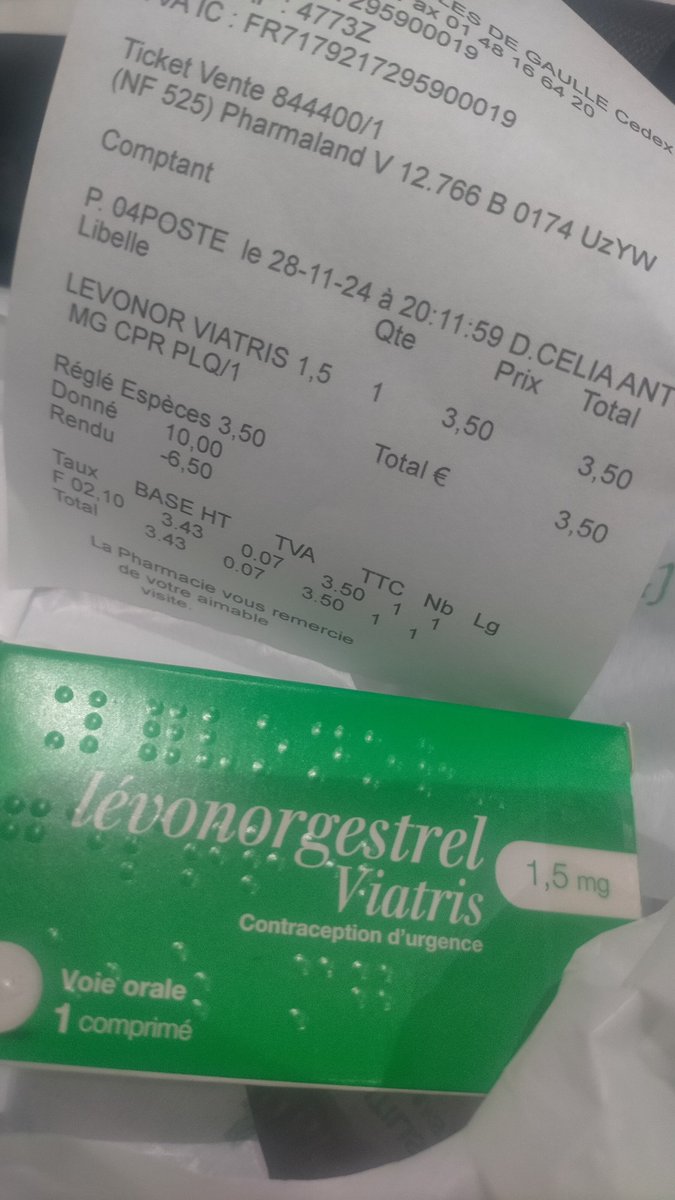 asukasuca's tweet photo. 先ほどフランスのシャルル・ド・ゴール空港の薬局で買った緊急避妊薬、3.5ユーロ（約550円）。
自販機のペットボトルと同じ値段だった。健康保険に入っていれば無料。街中にはたくさんの薬局。必死に入手できるところを探す必要も、長々と説明を聞く必要も予約する必要もない。
#緊急避妊薬を薬局で https://t.co/Y3fyULXPdL