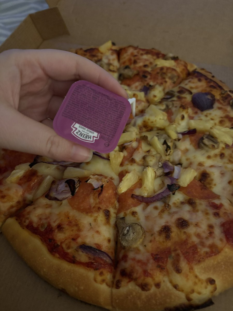 brittrobinson's tweet photo. 39p for a dip on a large pizza? Are you mad @pizzahutuk ?????? 😂 https://t.co/Kyp7ZiG2Je