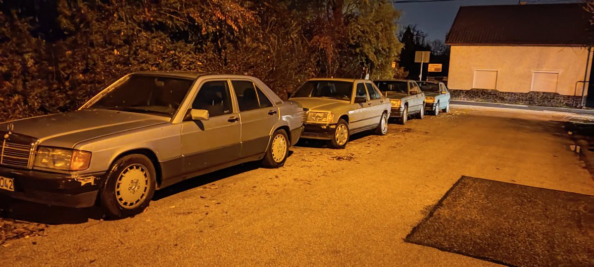 DevFto's tweet photo. Van egy kedvenc városrészünk, gyakran sétálunk arra mivel közel van és mégis mintha teljesen másik városba csöppentél volna. Persze fotó csak autóknak kinéző tárgyakról készült. https://t.co/UcBlajirpb