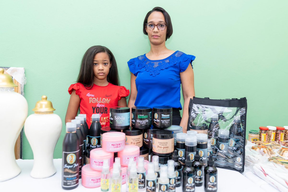 En el municipio de Maimón, provincia Monseñor Nouel, en la entrega de préstamos por RD$50 millones a 292 clientes. De este monto, 64% va a negocios liderados por mujeres. Apoyando a microempresari@s y emprendedor@s para mejorar el tejido productivo🇩🇴. <a href="/MIC_RD/">Ministerio de Industria, Comercio y Mipymes</a> <a href="/Promipyme_RD/">Promipymerd</a>