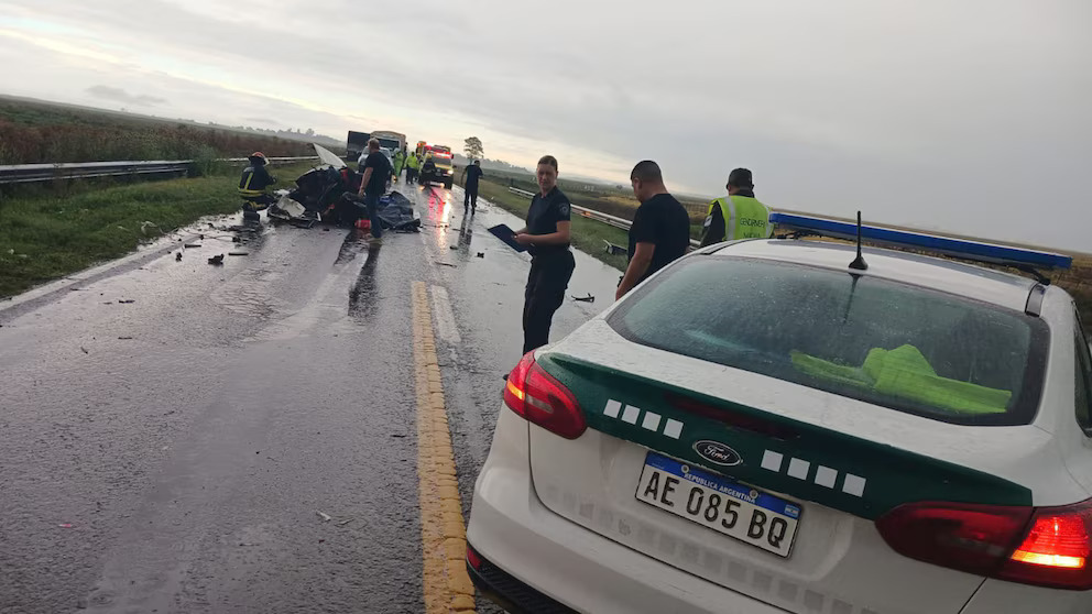 Ruta Nacional 33.  Mueren un padre y su hijo en choque frontal mientras se dirigian al hospital donde su esposa dió a luz (la mujer iba en ambulancia).  Se necesitan autopistas, no podemos seguir con caminos del siglo XIX.