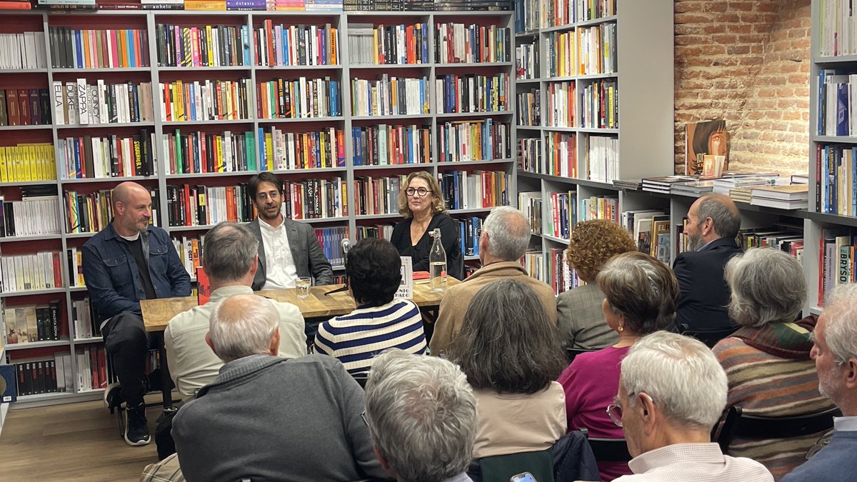 Presentación en #Madrid del libro El Tren, de ⁦<a href="/GuillermoAbril/">Guillermo Abril</a>⁩, corresponsal de ⁦<a href="/el_pais/">EL PAÍS</a>⁩ en #China, quien ha recorrido los 13.000 kilómetros de la línea férrea más larga del mundo, la Nueva Ruta de la Seda. Con fotos de Samuel Sánchez.