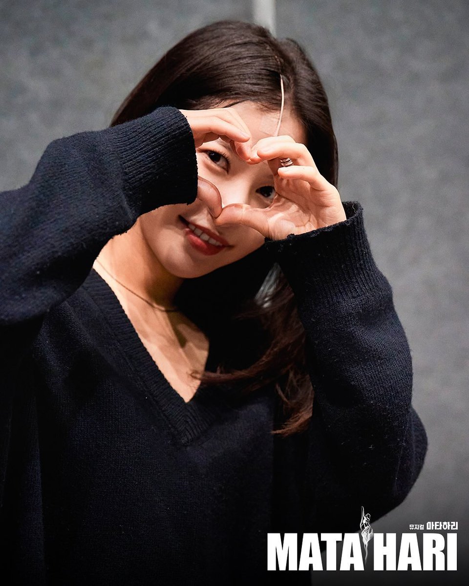 solarfan221's tweet photo. 2024 뮤지컬 마타하리
𝐌𝐮𝐬𝐢𝐜𝐚𝐥 𝐌𝐀𝐓𝐀 𝐇𝐀𝐑𝐈

SHES BACK 화려한 개막까지 D-6!
연습실 스케치 공개🌹

#솔라 #SOLAR https://t.co/NXSrWYoBrf