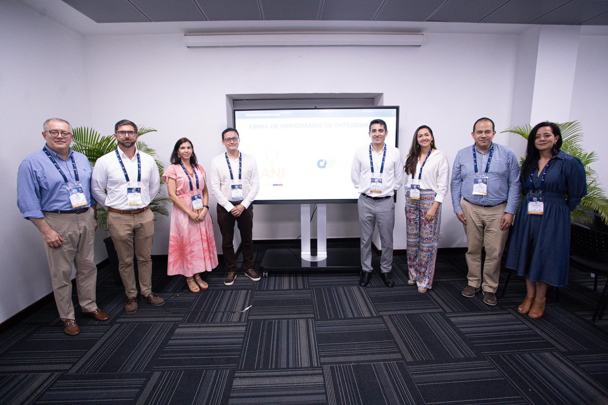 AgendaCAF's tweet photo. Firmamos un memorando de entendimiento con @ANI_Colombia para estructurar proyectos APP enfocados en infraestructura social en salud, educación, agua y saneamiento básico en Colombia.

Este acuerdo permitirá financiar estudios y diseños, además de fomentar el intercambio de experiencias que impulsen el crecimiento económico y la calidad de vida en el país.

Este memorando fue firmado por @Francisco_Osp, Presidente de la Agencia Nacional de Infraestructura, y Rodrigo Peñailillo, representante de CAF en Colombia.