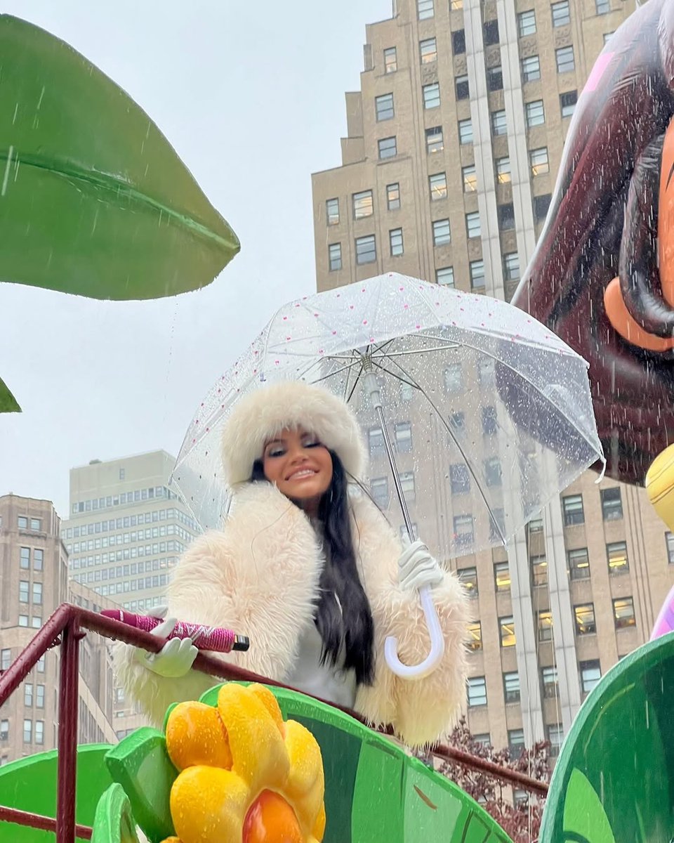PINARECORDS1's tweet image. Rompió @NattiNatasha en #MacysParade 👏🏻