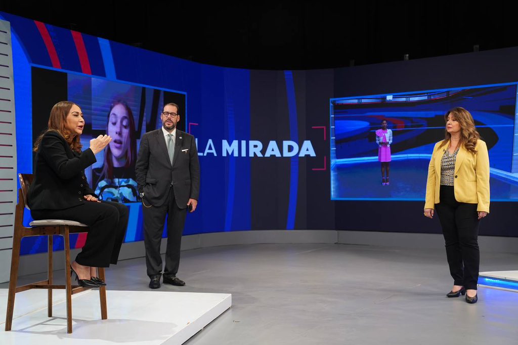 lamirada_tv's tweet photo. Esta noche estuvo con nosotros la ministra del @MMujerRD , la Señora @MayrajimenezTFJ . 

#LaMiradaTV https://t.co/jxnmaZndXh
