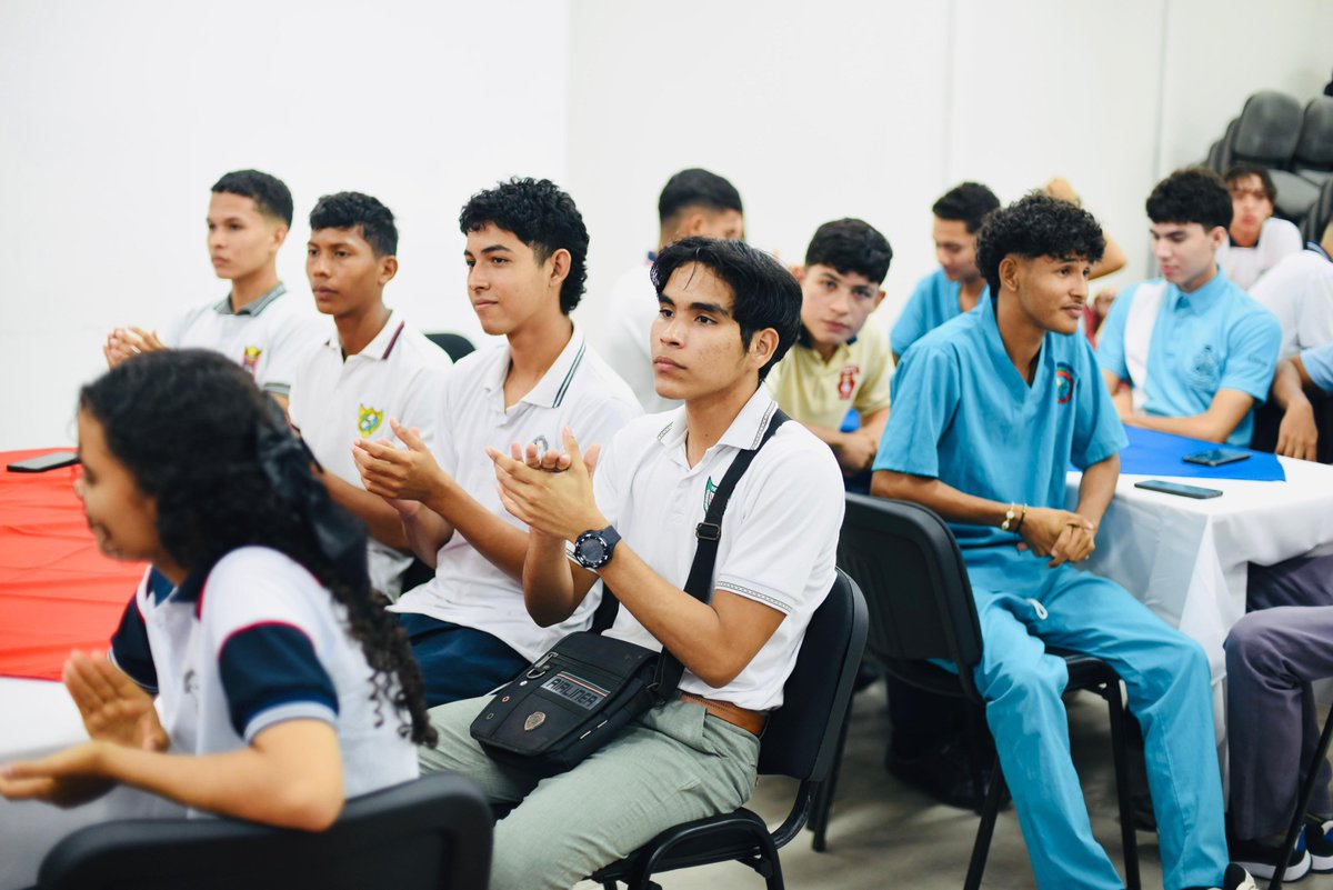 elinformanteCor's tweet photo. Montería se Ubica como la Mejor Capital del Caribe en las Pruebas Saber 11

Montería ha reafirmado su compromiso con la excelencia educativa al posicionarse como la mejor capital del Caribe en las recientes pruebas Saber 11, demostrando un notable avance con un puntaje promedio de 277, lo que representa un incremento de 9 puntos en comparación con el año 2023.

A nivel nacional, Montería pasó del puesto 29 en 2023 al puesto puesto 24 en la presente anualidad, destacándose entre las diez principales ciudades capitales del país. La ciudad ha superado a importantes capitales como Bogotá, Medellín, Cali y Barranquilla en este logro académico, estableciendo un precedente significativo para la región.

El éxito de Montería en las pruebas Saber 11 es el resultado de un enfoque estratégico en la educación. Desde enero, la administración municipal ha implementado un programa intensivo de capacitación para los estudiantes de grado 11. Este programa incluyó cursos vacacionales y tres simulacros a lo largo del año, diseñados para elevar los estándares académicos de los estudiantes de las 60 instituciones educativas rurales y urbanas de la ciudad.

El alcalde de Montería, Hugo Kerguelén, expresó su satisfacción por el logro alcanzado: "Este resultado es un reflejo del esfuerzo y la dedicación de nuestros estudiantes y docentes. La educación es la base del desarrollo de nuestra sociedad, y hemos trabajado arduamente para brindar las herramientas necesarias que fortalezcan el futuro académico de nuestros jóvenes. Nuestro compromiso se mantiene firme: seguir invirtiendo en educación y en el futuro de Montería".

Además el mandatario aseguró que el próximo año el trabajo para las Pruebas Saber 11 empezará desde grado 10º y los mejores de cada Institución Educativa tendrán la experiencia de conocer  Australia.

Con esta destacada mejora, Montería no solo celebra un avance en las cifras, sino también el progreso de sus estudiantes y la promesa de un futuro lleno de oportunidades educativas. La ciudad continúa posicionándose como un referente de calidad educativa en Colombia.