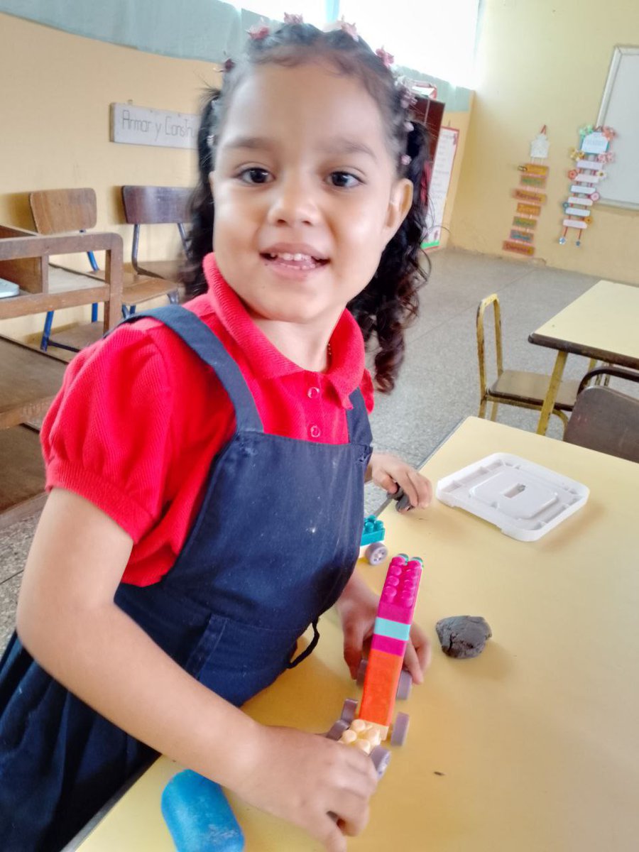 CDCDM Montalbàn 
En la EB Manuel María Jiménez, se dió la bienvenida a todos sus estudiantes, demostrando una vez más que en Carabobo somos Excelencia Educativa.
@nicolasmaduro 
<a href="/HectoRodriguez/">Héctor Rodríguez C.</a>
<a href="/rafaellacava10/">Rafael Lacava</a> 
<a href="/xiomaluna/">XIOMARA LUNA PROFESIONALES Y TÉCNICOS</a> 
@mppeducacion 

#RegresoAClasesSeguroYPaz