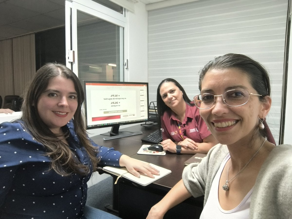 WalMtzOlvera's tweet photo. 🤓 Listas para la comparecencia.
Trabajar con mujeres tan talentosas y atestiguar los logros alcanzados bajo el liderazgo del Ing @CuitlahuacGJ es una de las mejores experiencias que llevaré en el corazón ❤️.
🗓️ 29 de noviembre, 11am, por @RTVVeracruz
#JuntasTransformando https://t.co/kLOMnM1dKr