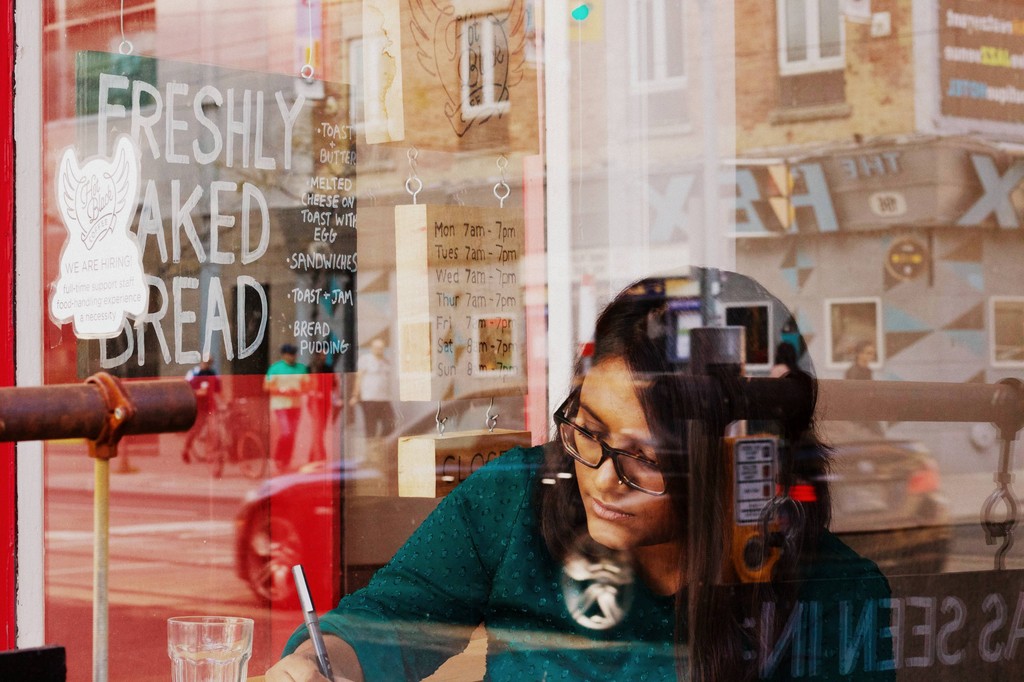 “I let my subconscious take over. Then whatever comes onto the page is far more vulnerable, far more unexpected, but in a good way.”⁠
⁠
Sanchari Sur, issue 228 fiction contributor, talks about their story, “Crisis of Faith⁠."
⁠
malahatreview.ca/interviews/sur…