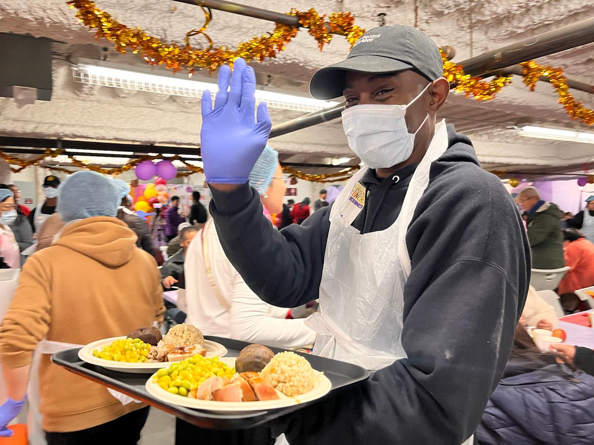 SelfHelpElderly's tweet image. #ThankYou @SFPD for serving the community on #ThanksgivingDay.

#安老自助處 #ThanksgivingLuncheon