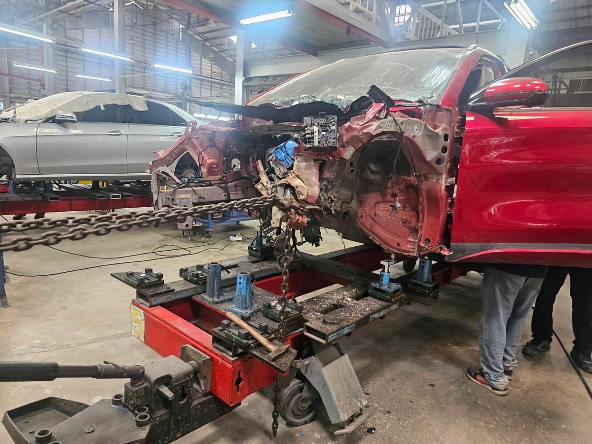 Celettegroup's tweet image. In  Thailand, the #BYD Atto 3 sustained significant damage in a frontal  collision. It is now positioned on a #Celette #framemachine, using our  universal jig (Cameleon) set to ensure precise alignment and  restoration. Their goal is to repair the vehicle to meet OEM standards.