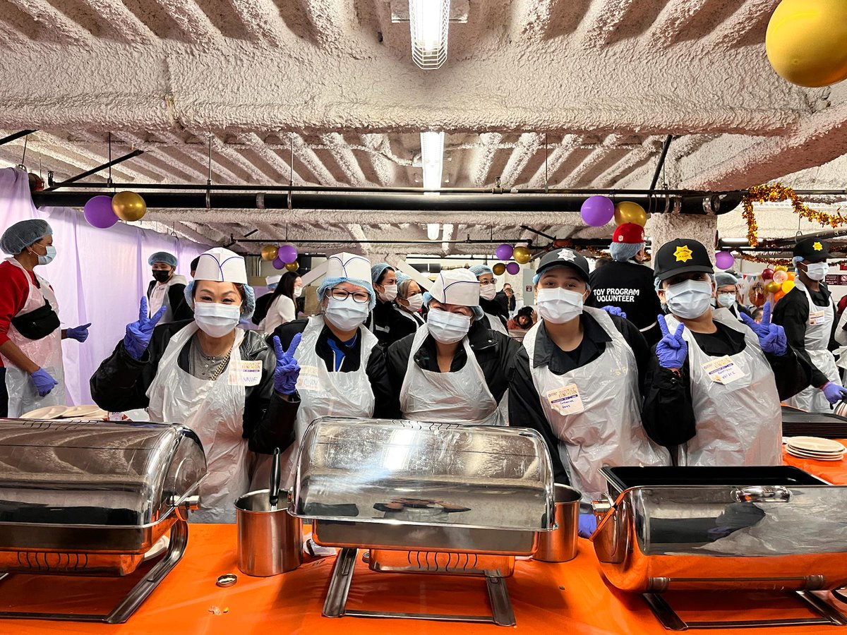 SelfHelpElderly's tweet image. #ThankYou @SFPD for serving the community on #ThanksgivingDay.

#安老自助處 #ThanksgivingLuncheon