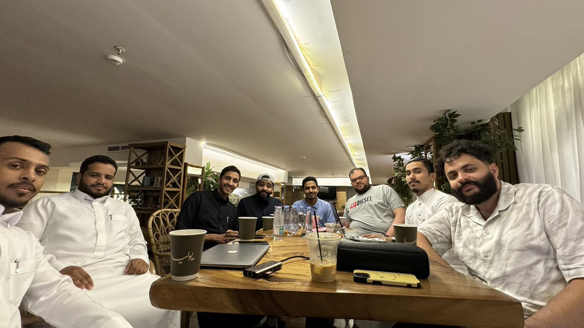 نشكر الأستاذ المبدع @tsag22 على قبوله الإستضافة وتقديمه لهذا اللقاء، صراحة من الشخصيات الإستثنائية التي معرفتها لوحدها تعتبر مكسب عظيم، كما نقدر جهوده التي تثري كل منصة يشارك فيها .

حقٌ، فعدلٌ، فأمنٌ، وسلام 🌟
#نادي_كلية_الحقوق 🌟