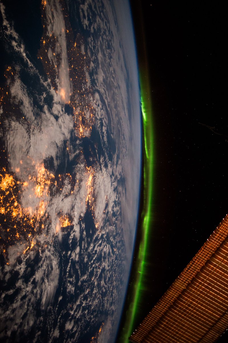 uhd2020's tweet photo. Atmosphere between Earth and the Universe ✨ https://t.co/xMkiN3gkTi