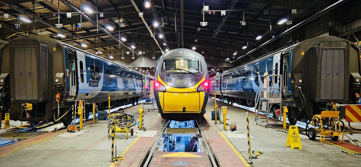 Perfect <a href="/AvantiWestCoast/">Avanti West Coast</a> <a href="/CalSleeper/">Caledonian Sleeper</a> Polmadie Depot symmetry.
Credit: Ross Clark <a href="/1701aStarship/">NCC-1701-A Starship 🏴󠁧󠁢󠁳󠁣󠁴󠁿🚄</a>

#RailwaySymmetry #Symmetry #AvantiWestCoast #CaledonianSleeper #PolmadieDepot #Polmadie