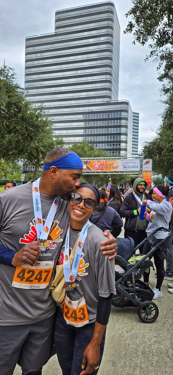 thekeithgarvin's tweet photo. Family "fun" running the turkey trot at the Galleria this morning. We had to earn that turkey &amp; dressing &amp; pecan pie! Happy Thanksgiving everybody! #thanksgiving    #happythanksgivng #turkeytrot https://t.co/5K2fTUT60N