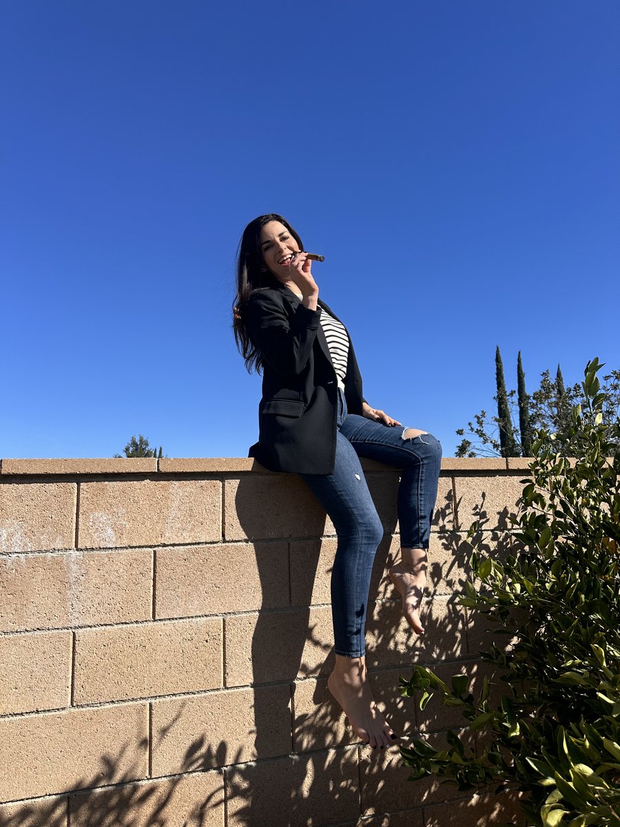 bigashescigars's tweet image. Another sunny holiday in California. Thanksgiving pro tip, let your mom host and simply show up with a dessert, drinks and good cigars for everyone. 😘

#thanksgivinghack #thanksgiving #suncountry #cigars