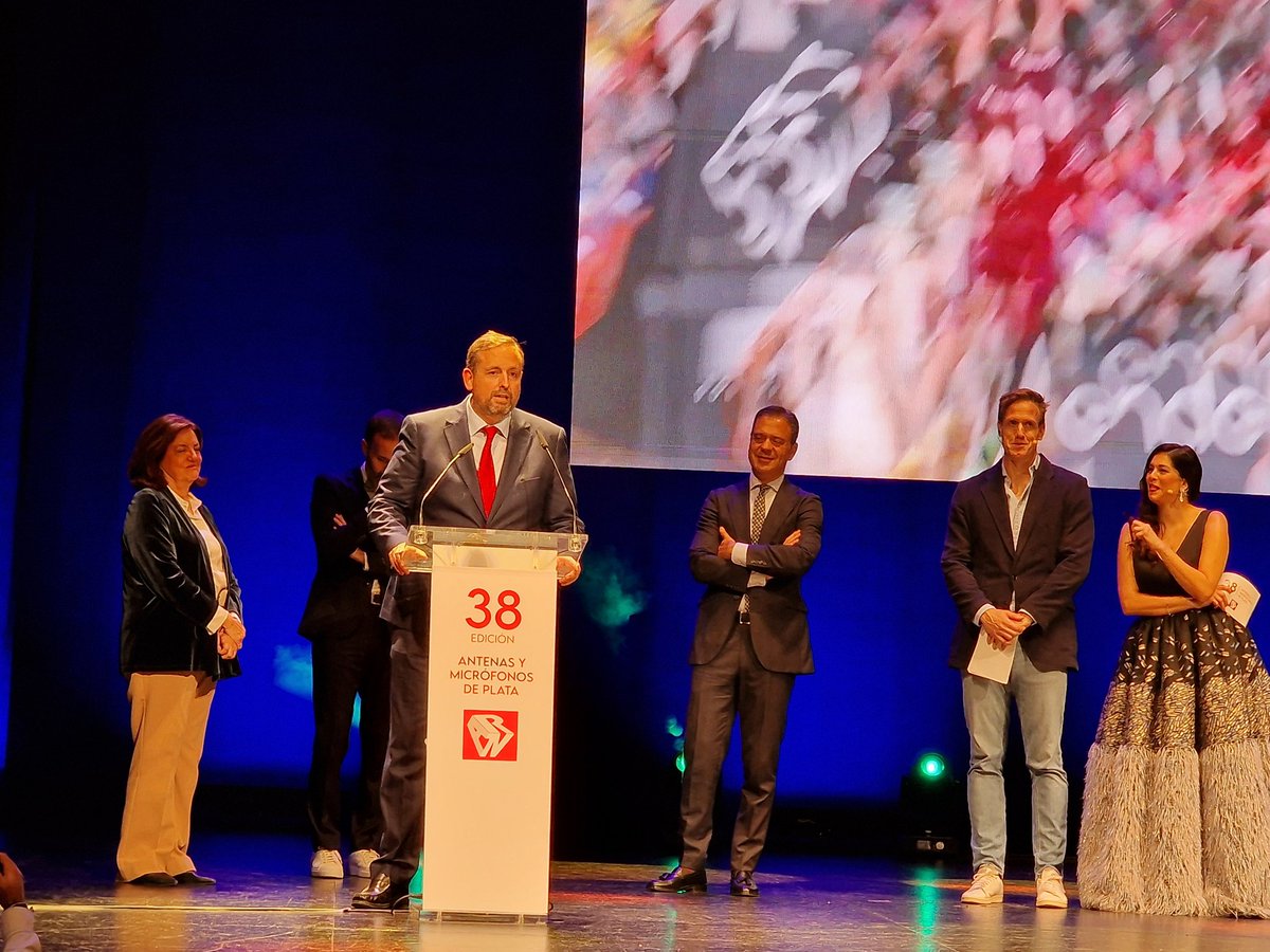 🏀 #OrgulloUCAM 
🎙 Micrófono de Plata para el <a href="/UCAMMurcia/">UCAM Murcia</a> por su histórica temporada 2023/24 

❤️ Gracias <a href="/artvmurcia/">ARTVMurcia | www.artvmurcia.com</a> por este galardón.