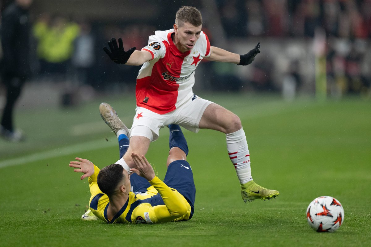 slaviaofficial's tweet photo. 46' | Pokračujeme po pauze, Slavia do toho! 🙌

🔴⚪️ 1:1 🟡🔵 #slafen https://t.co/lt1iXxNdOl