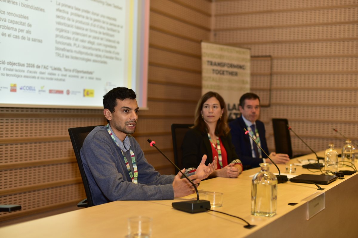Promo_Economica's tweet photo. 📸Montse Jorba (@Leitat), @domenecvn (@coopagrariesCAT) i @JohnAmin96 (@_Intech3d) han donat a conèixer al #LAB4TI un projecte per impulsar biotecnologies i fomentar nous models de negoci, a través de transformar recursos com la sansa en bioproductes amb aplicacions sostenibles https://t.co/BAcXHtB7lo