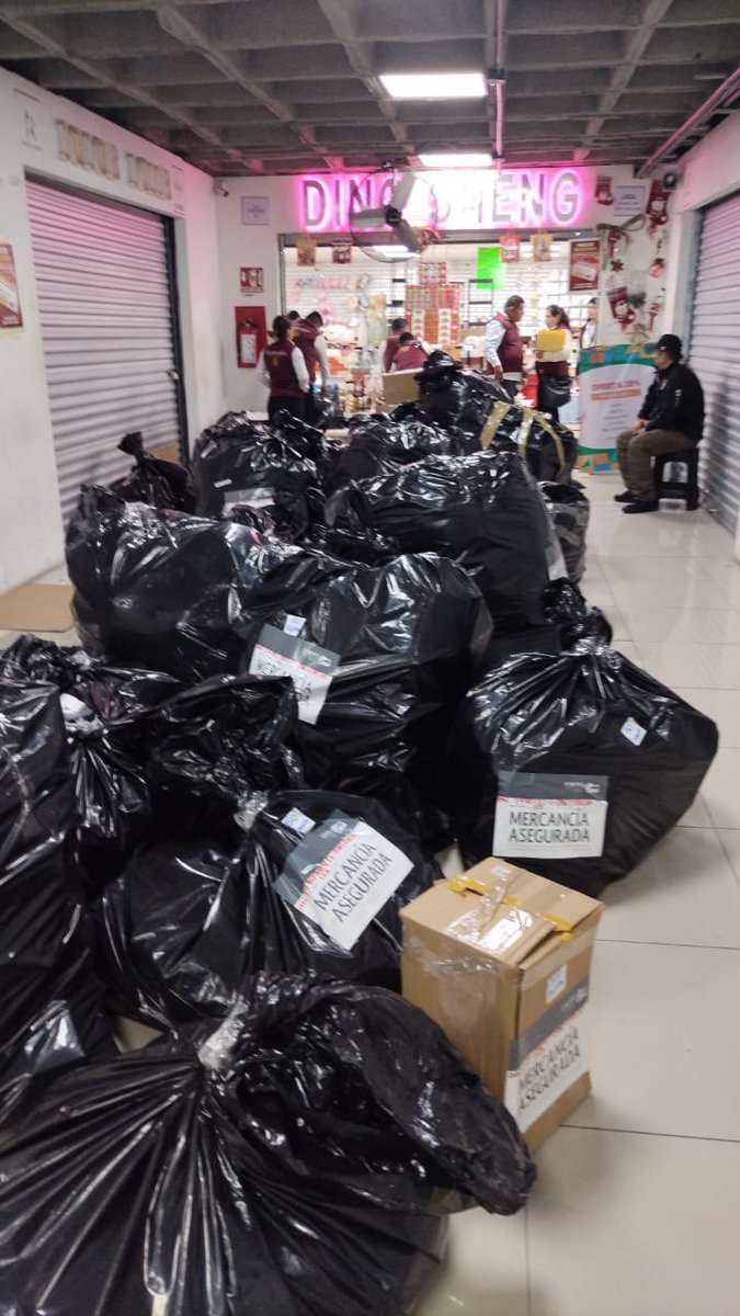 Por instrucciones de la Presidenta Sheinbaum inició en el Centro Histórico (CDMX)la operación limpieza:88 mil piezas de contrabando fueron aseguradas y serán destruidas por el IMPI.Es el inicio.Agradezco apoyo de la Policía CDMX y la Marina.