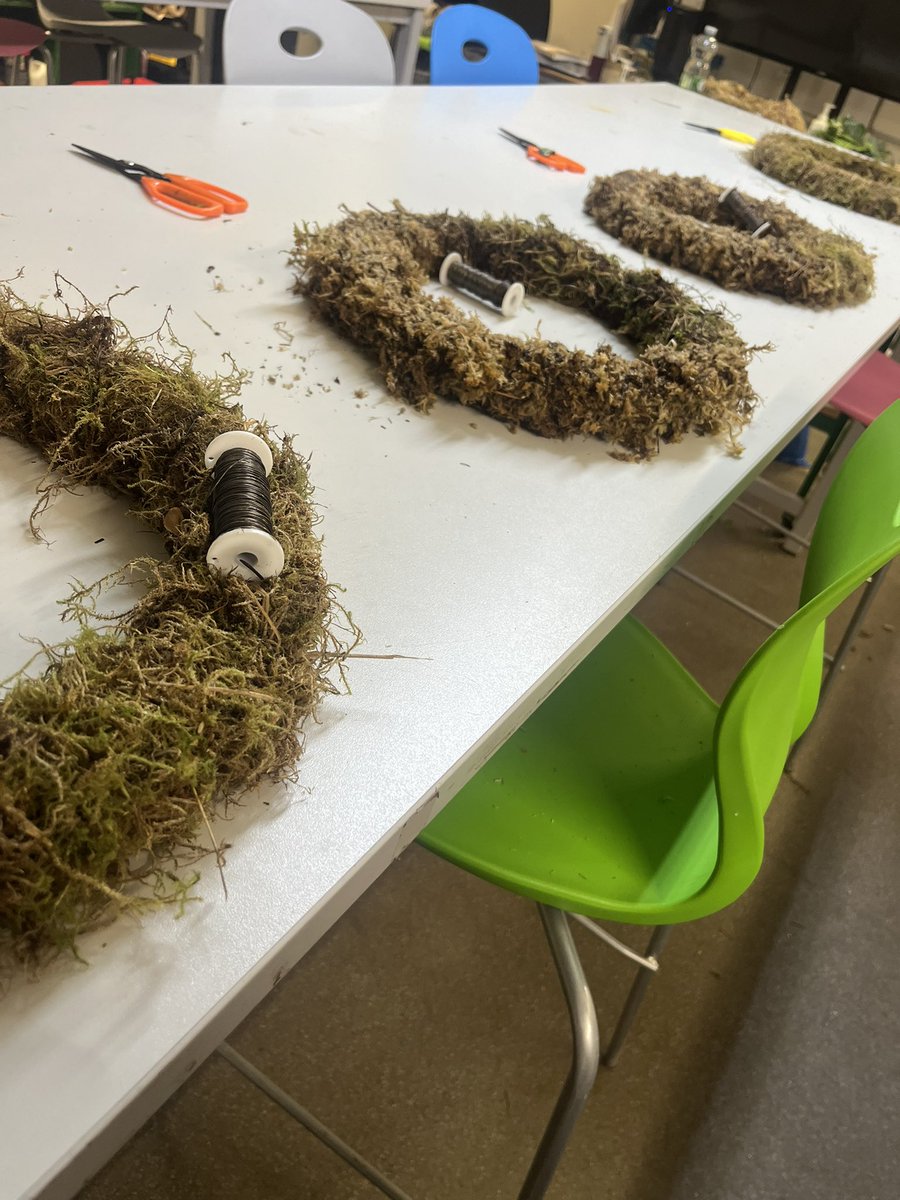 Well, in an attempt to leave the house, I booked myself on a Christmas wreath making class. Really enjoyed it, I’ve booked myself on another next week, nice to get out and chat with random people whilst having a good time 
#livealone #singlepersonatchristmas