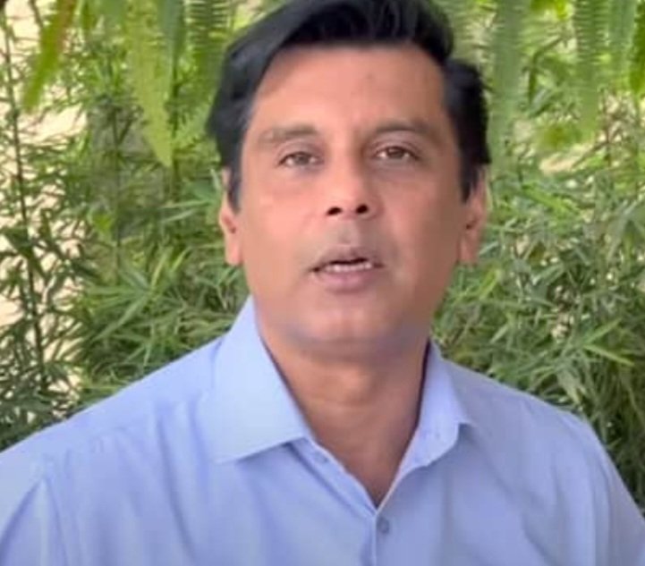 InsafPK's tweet photo. ارشد شریف کو کینیا میں بھی قتل کروانے والوں نے، اب تو عالمی میڈیا سمیت ہزاروں لوگوں کے سامنے سینکڑوں لوگوں پر فائرنگ کر کے قتل و زخمی کر کے دکھا دیا-
کیا اب بھی کسی کو شک ہے کہ مراد سعید منظر عام پر کیوں نہیں آتے؟
#شہداء_کو_انصاف_دو https://t.co/bA5StfjYkY