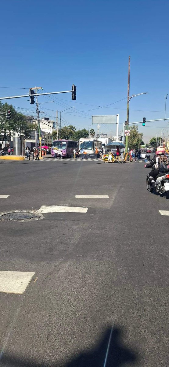 AbejorroMedia's tweet photo. 🚨🚨🚨
Cuatro horas de #bloqueo por trabajadores de la #alcaldía @XochimilcoAl, en dos cruceros, #colapsan la #zona.
Los inconformes mantienen cerrado el cruce de #GuadalupeRamírez con 16 de Septiembre, justo en las vías del #trenligero, lo que ha provocado la suspensión de este servicio de #transportepúblico. El otro bloqueo se encuentra en el cruce de Prolongación #DivisióndelNorte y #Muyuarda, donde también se ve afectada la línea 5 del @MetrobusCDMX.
Los manifestantes han declarado que no se retirarán hasta que se resuelvan sus demandas, entre ellas, el pago inmediato de, al menos, tres meses de trabajo pendientes.
En el lugar, elementos de la Secretaría de Seguridad Ciudadana (#SSC) #policías de #Tránsito ya realizan cortes de circulación anticipados. Se espera la llegada de las #autoridades correspondientes para iniciar mesas de diálogo y resolver el conflicto.
Info: @kaosanwar