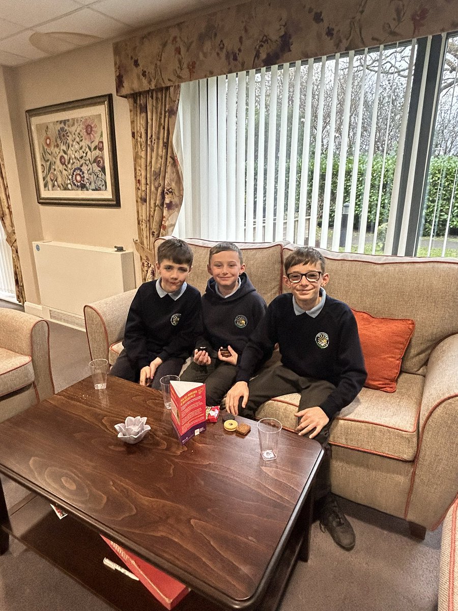 Diolch i Cae Garnedd am y croeso arbennig. Braint oedd cael eich diddanu ar ddiwrnod goleuo’r goeden Nadolig 🎄