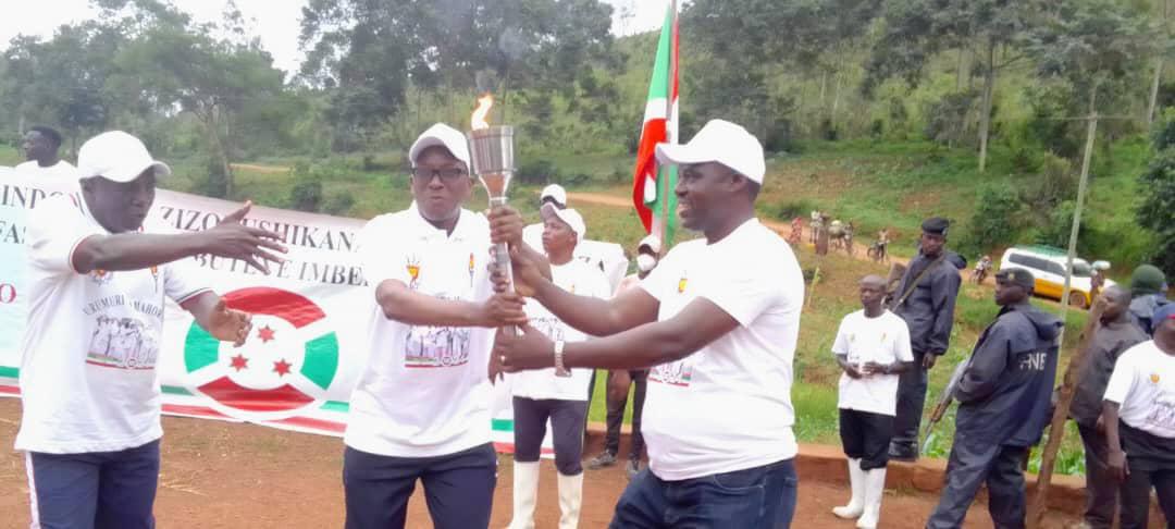 PButanyerera's tweet photo. #Burundi: A @KirundoProvince, le flambeau de la paix a illuminé les travaux de développement communautaire consistant au pavement des salles de classes de l'ECOFO #Minyago à #Bwambarangwe, et de l'ECOFO #Muvyuko en commune #Busoni. @intwararumuri 1/2 https://t.co/usuJHMKW58