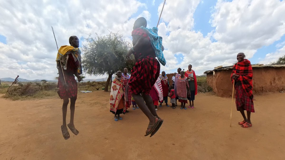 Un pasa dia en comunión con la legendaria tríbu de Keyna, Masai Mara, donde compartimos historias, chistes, anécdotas y dema, en fin, la experiencia es inexplicablemente única. 
 
Cocinamos, Bailamos, Ordeñamos una chiva😏 literal 
 
#Africa #Kenya #MasaiMara #Tribe